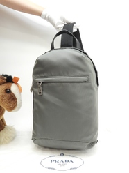 プラダ 縦長ボディバッグ ナイロン 灰 クロスボディバッグ 極美品@173