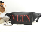 ヴァレンチノ ベルトバッグ VLTN レザー黒 赤ロゴ ボディバッグ バムバッグ 未使用@