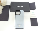プラダ iphone16proMaxケース サフィアーノ水色 三角金具 アイフォンカバー@
