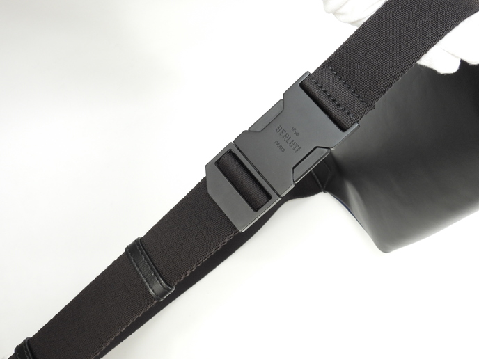 ベルルッティ ボディバッグ カリグラフィ ナイロン紺/レザー黒